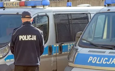 Rozbita szyba w Pyskowicach i ślad na monitoringu - policja szuka dwóch mężczyzn