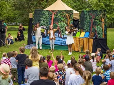 Teatr bez kurtyny wraca na ulice. Ulicznicy z premierami i wejściówkami