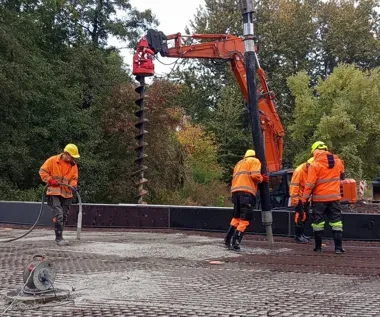 Nowy most nad Kłodnicą coraz bliżej. Betonują płytę pomostu